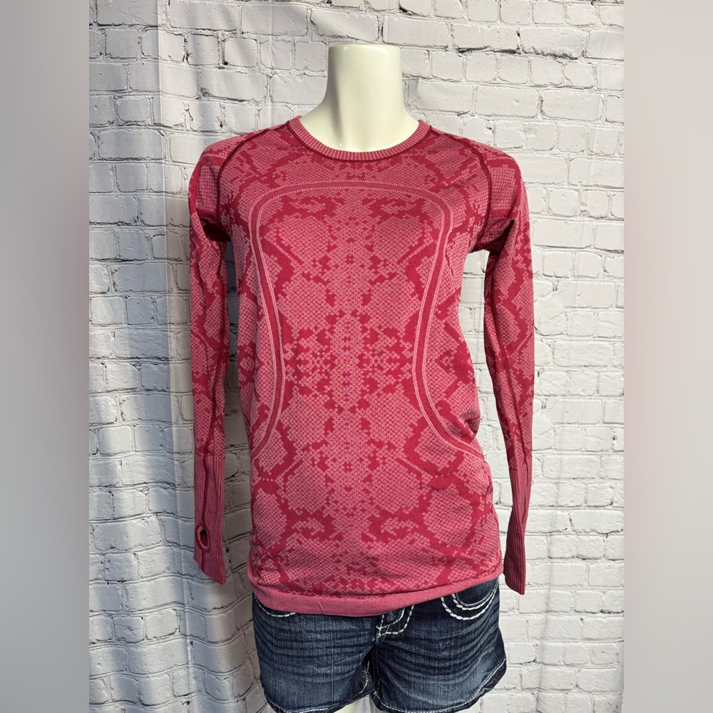 Women’s size 8 lululemon shirt
